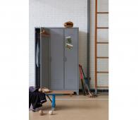 Bekijk WOOOD Max lockerkast 3-deurs 182x118x50 cm vintage grijs metaal WOOOD Max lockerkast 3-deurs 182x118x50 cm vintage grijs metaal
